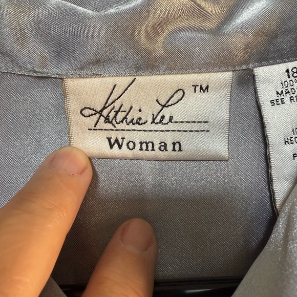 Kathie Lee Woman blouse, shiny silver fabric, long sleeve, Size 18W/20W 38/40 - Picture 3 of 7